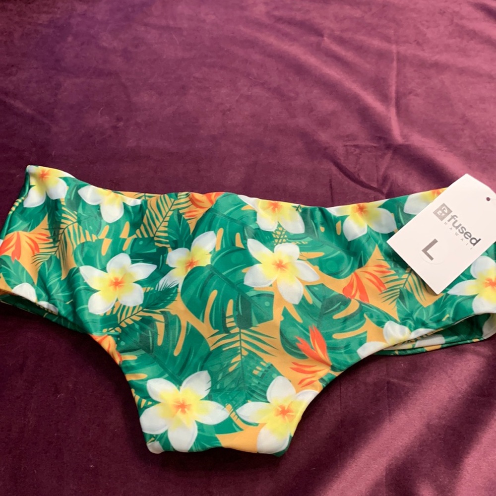 Large (fits medium) plumeria bottoms fused nwt Kona
